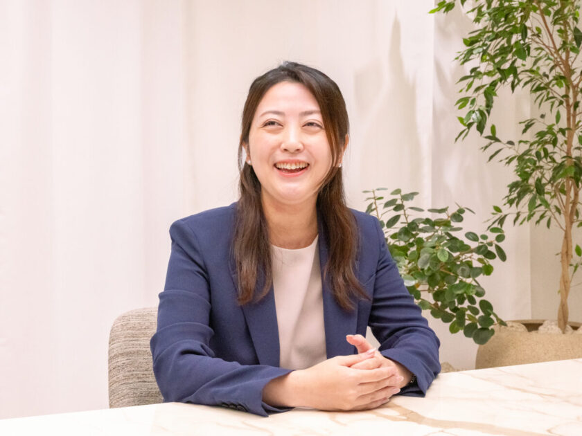 インタビュー中の前野さん