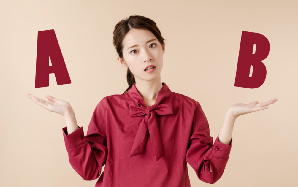 2項目を比較している人の画像