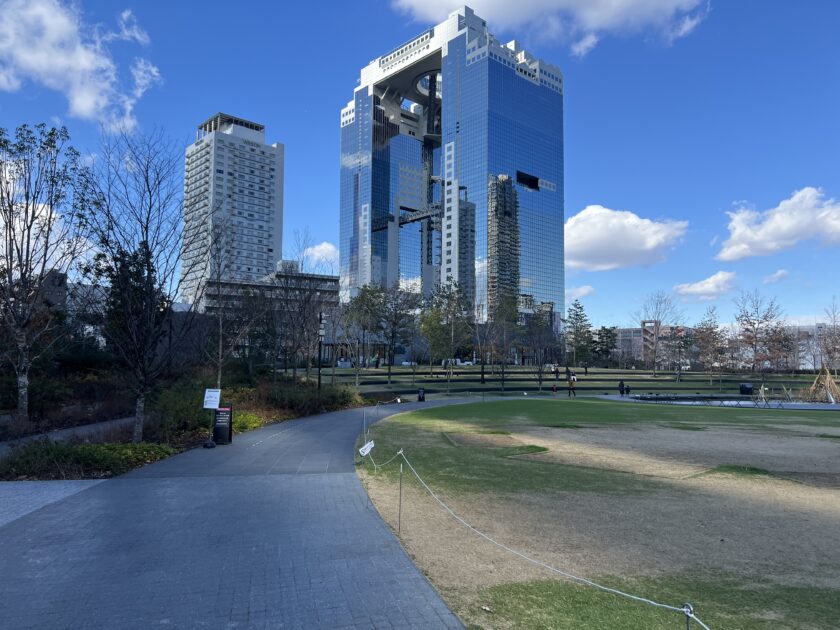 スカイビルを背景にしたうめきた公園の写真